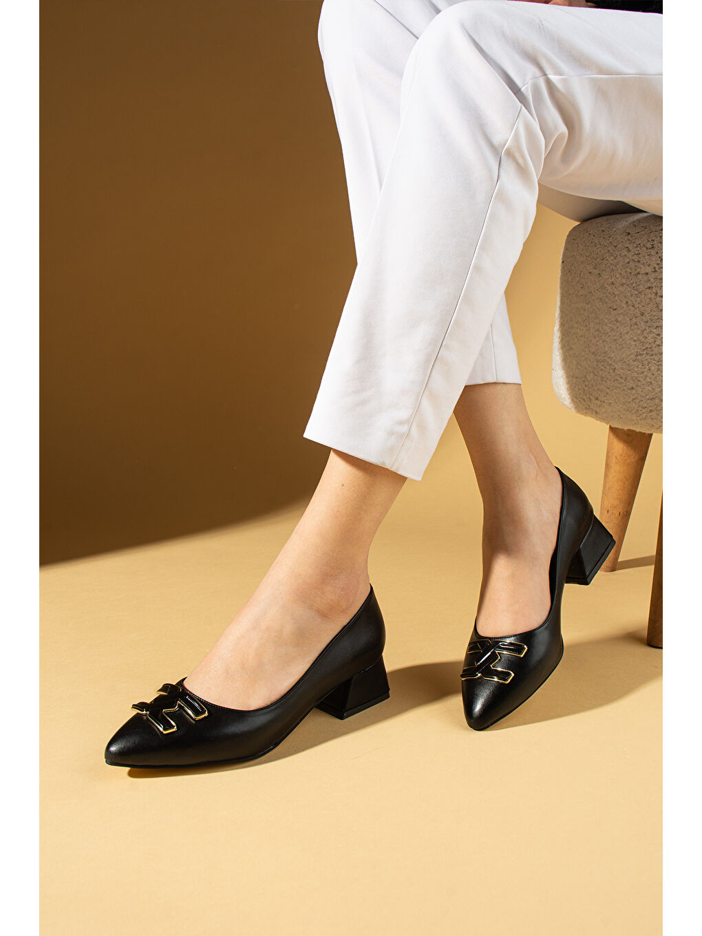 Siyah Tokalı Kalın Kısa Topuklu Sivri Burun Kadın Ayakkabı 018-185-25-1