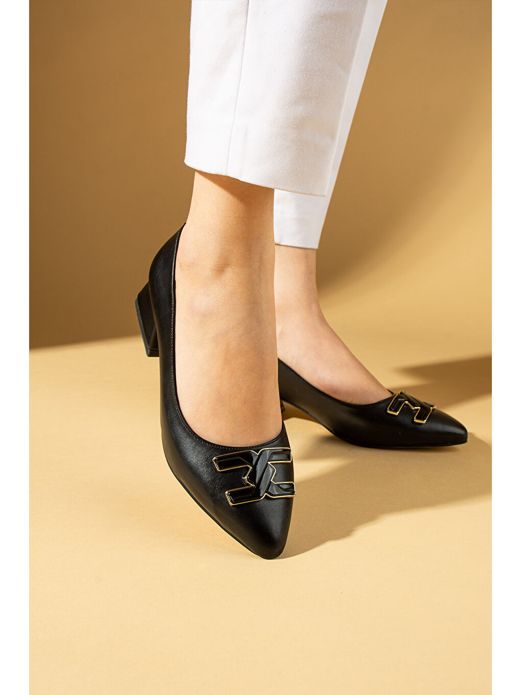 Siyah Tokalı Kalın Kısa Topuklu Sivri Burun Kadın Ayakkabı 018-185-25-2