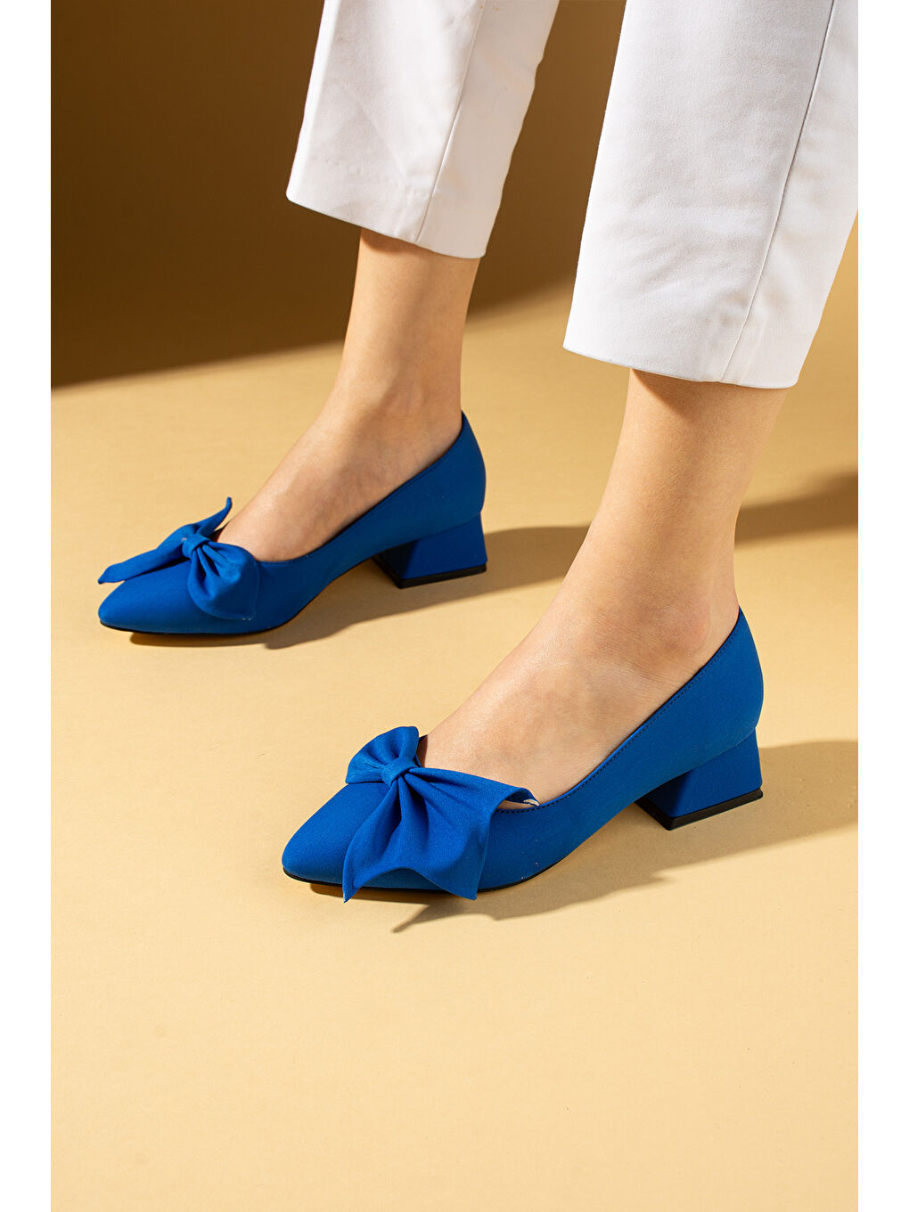 Mavi Fiyonklu Kalın Kısa Topuklu Sivri Burun Kadın Ayakkabı 018-638-25Saten