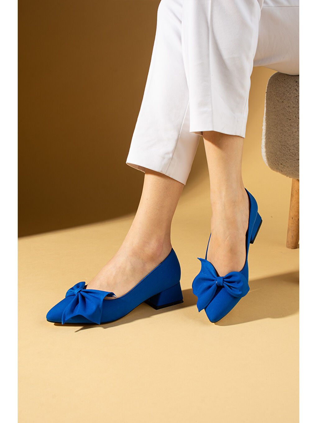 Mavi Fiyonklu Kalın Kısa Topuklu Sivri Burun Kadın Ayakkabı 018-638-25Saten-1