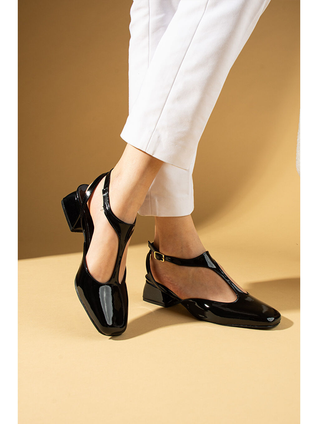 Siyah Küt Burunlu Tokalı Kadın Topuklu Ayakkabı 53-58-25Rugan-2