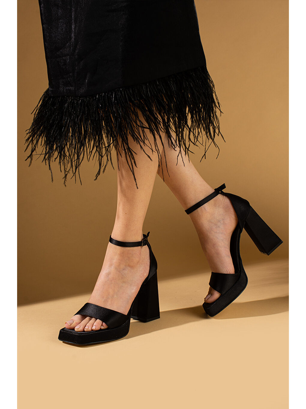 Siyah Tek Bant Bilekten Tokalı Platform Topuklu Kadın Ayakkabı 82-405-25Saten-1