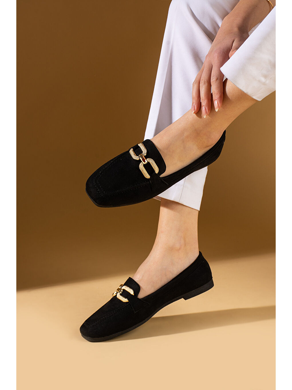 Siyah Zincir Gold Tokalı Küt Burun Rahat Taban Kadın Babet 81-91-25Süet