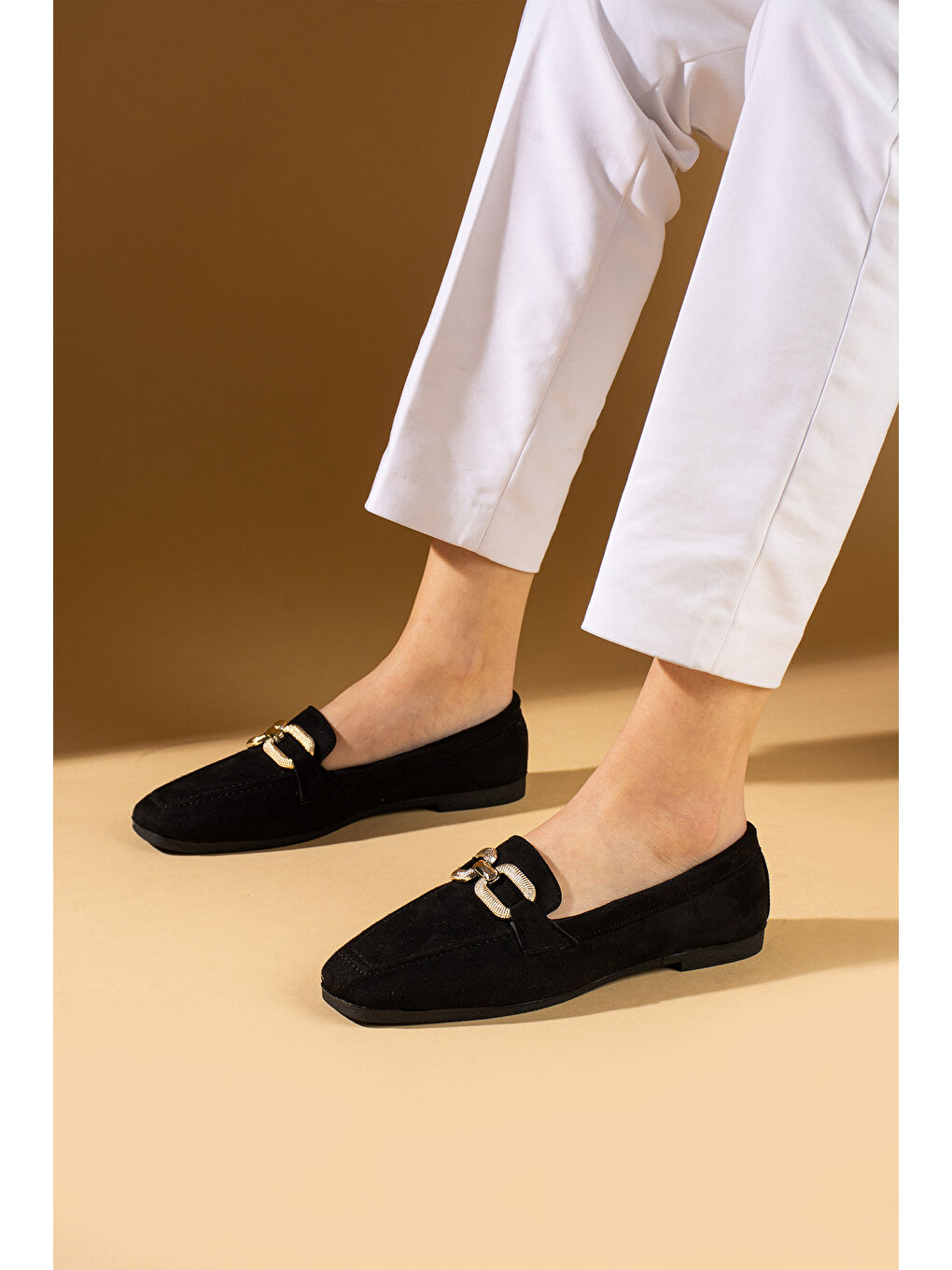 Siyah Zincir Gold Tokalı Küt Burun Rahat Taban Kadın Babet 81-91-25Süet-1