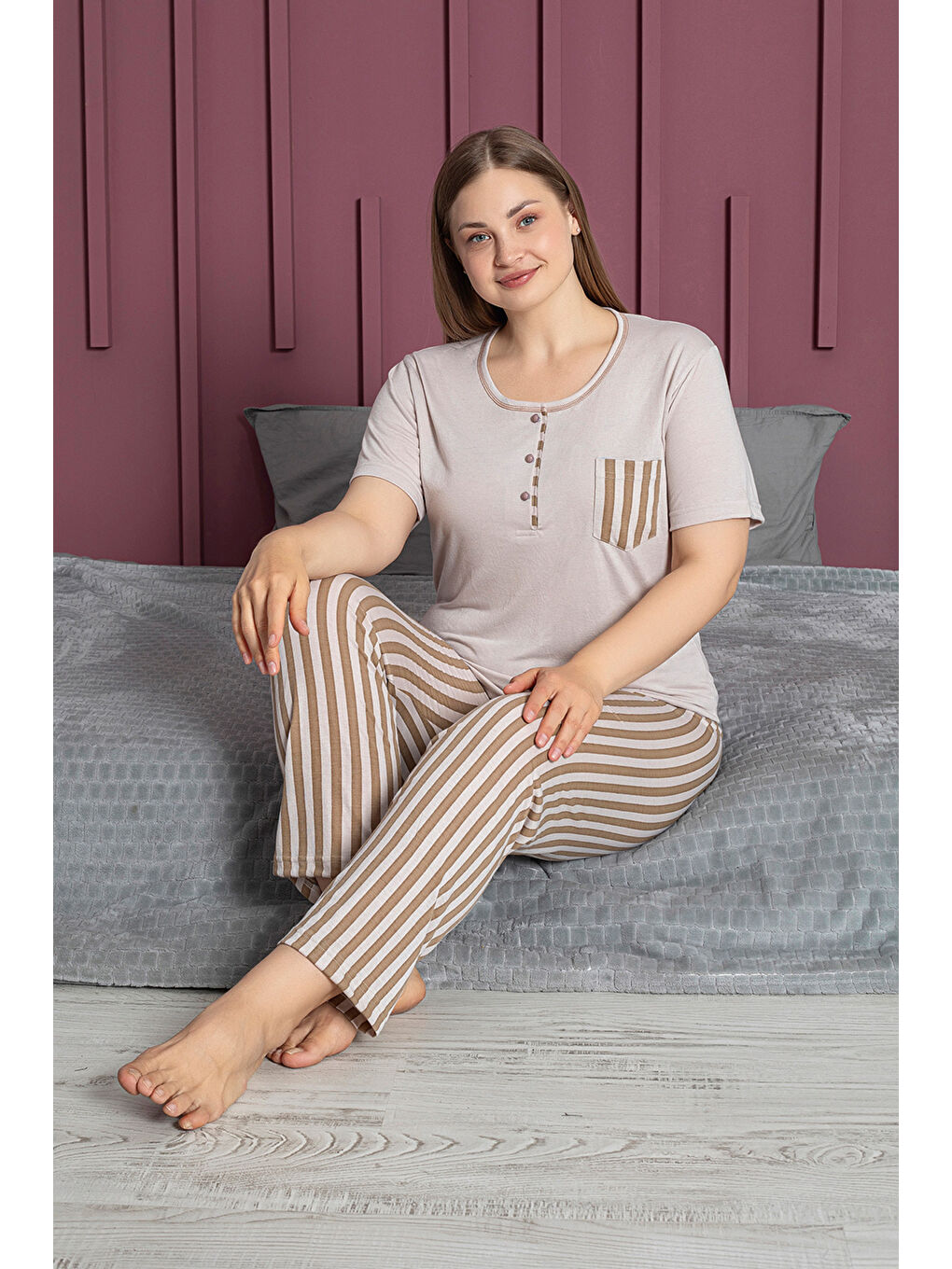 Kahverengi Büyük Beden Çizgili Kısa Kollu Cepli Pijama Takımı