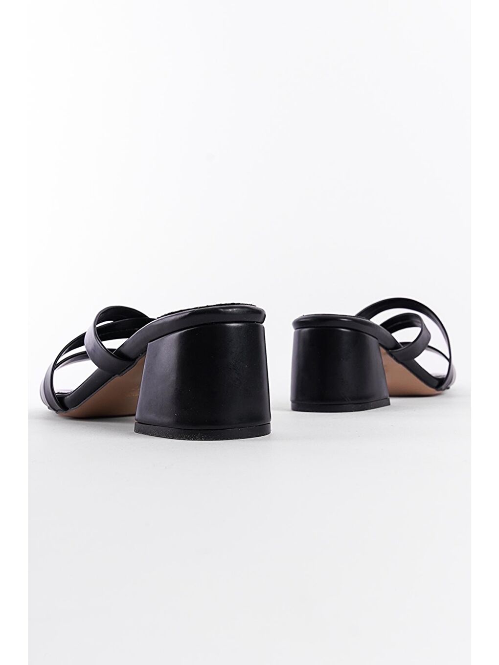 Siyah Kadın Terlik-2