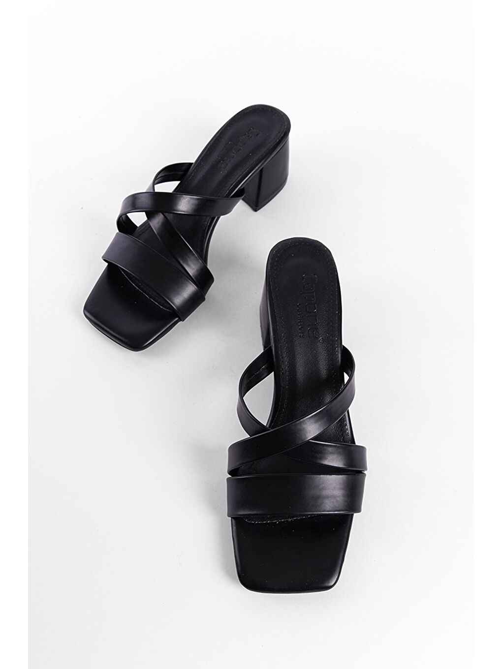 Siyah Kadın Terlik-3