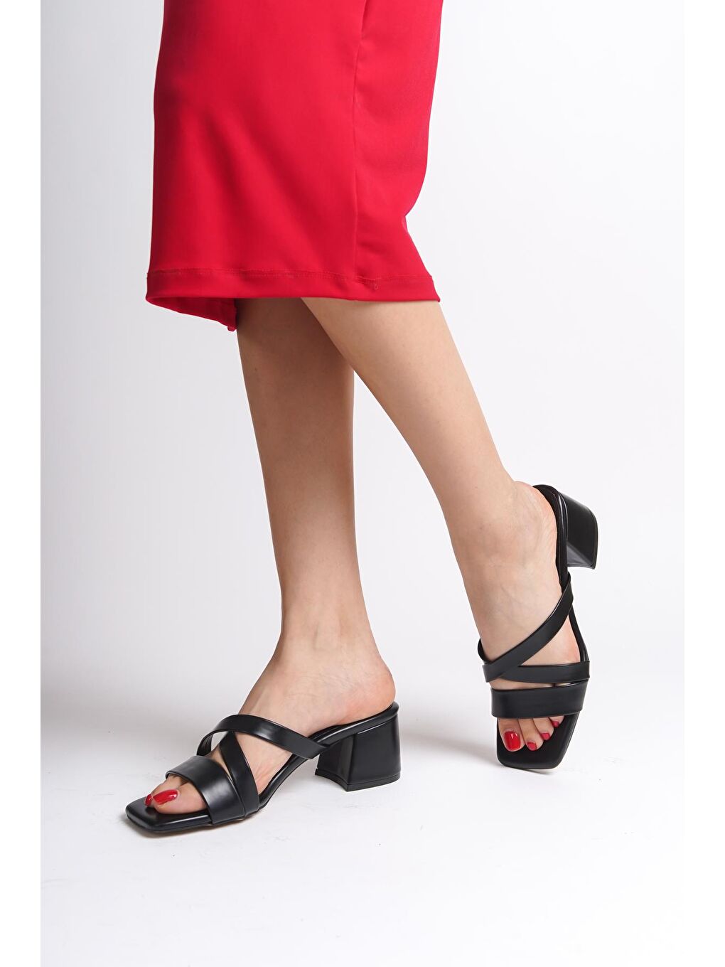 Siyah Kadın Terlik-4