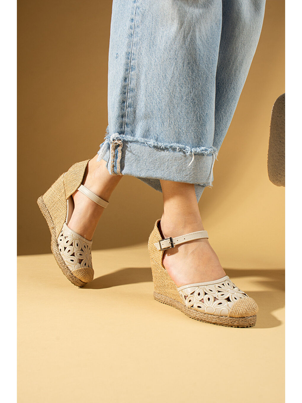 Bej Çiçek Desenli Hasır Dolgu Taban Önü Kapalı Kadın Sandalet 69-76-25-2