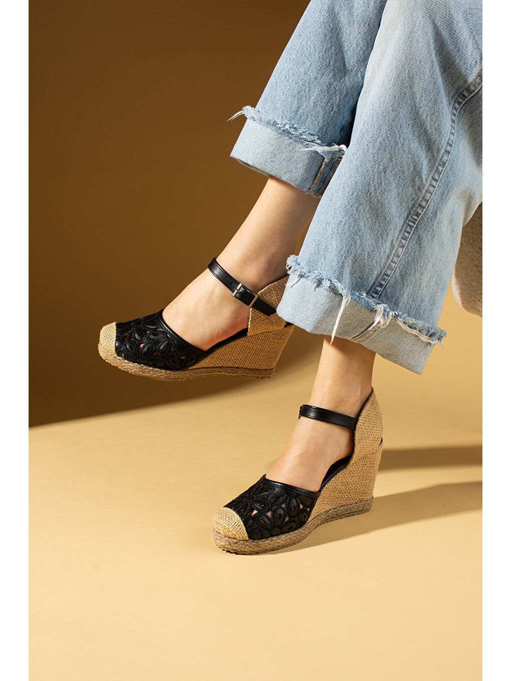 Siyah Çiçek Desenli Hasır Dolgu Taban Önü Kapalı Kadın Sandalet 69-76-25