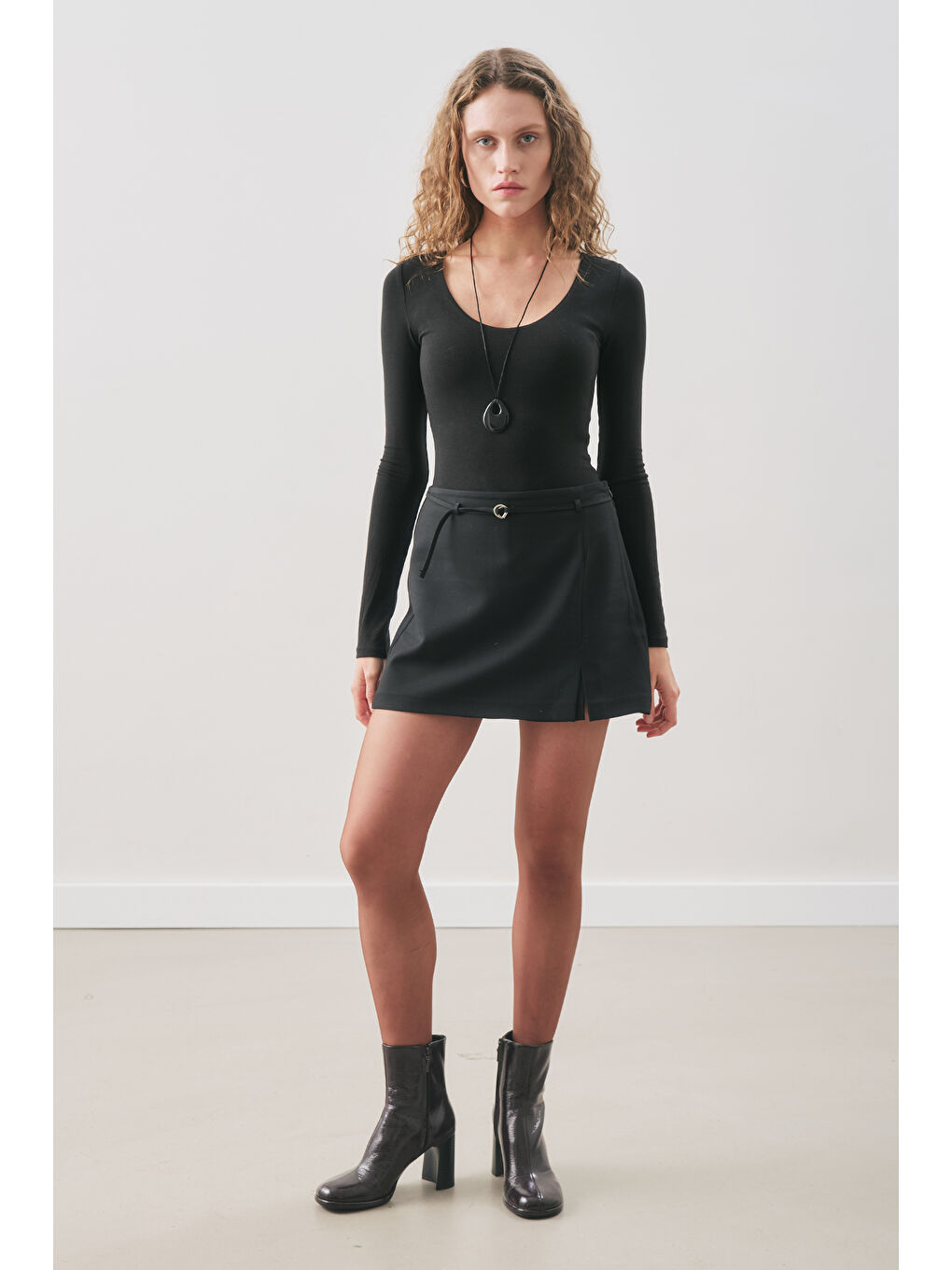 Kemer Detaylı Mini Etek Siyah-2