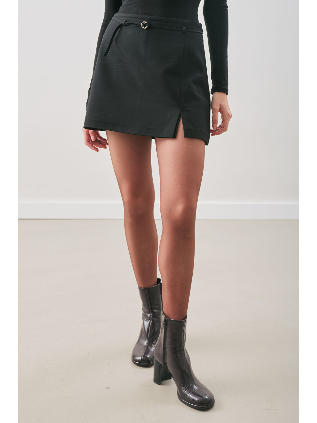 Kemer Detaylı Mini Etek Siyah-3