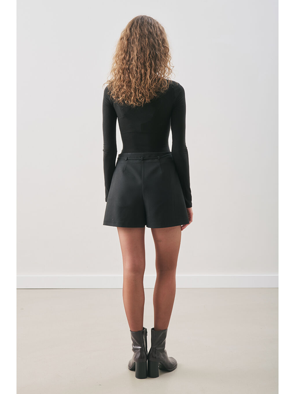 Kemer Detaylı Mini Etek Siyah-4