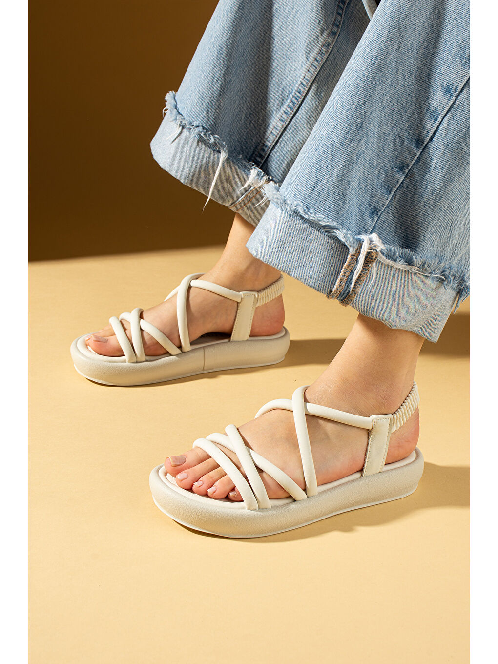 Bej Yumuşak Bantlı Hafif Taban Lastikli Kadın Sandalet 59-708-25