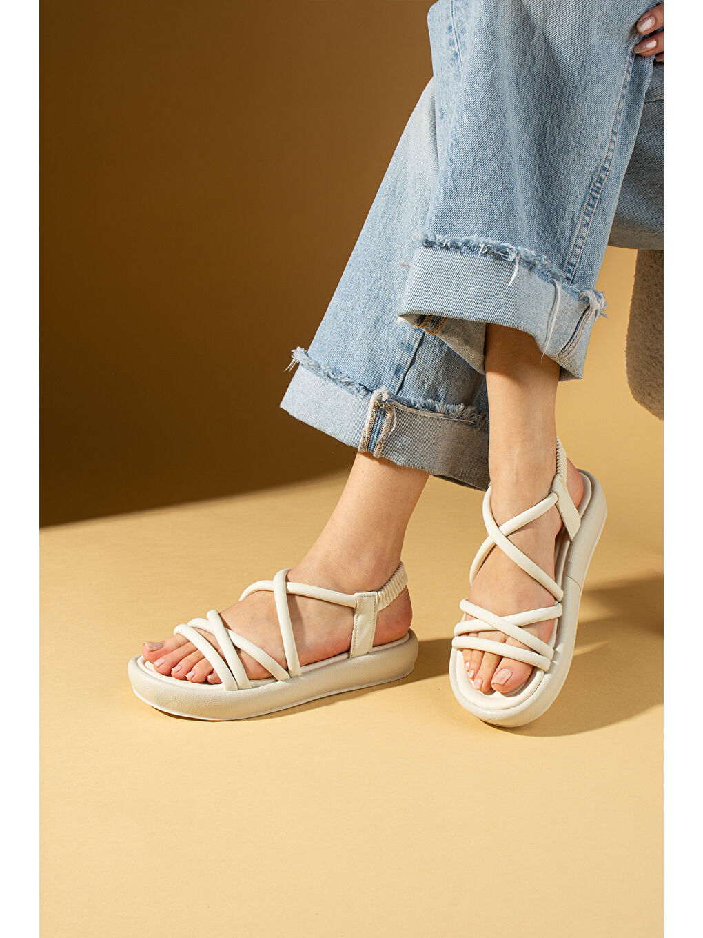 Bej Yumuşak Bantlı Hafif Taban Lastikli Kadın Sandalet 59-708-25-1