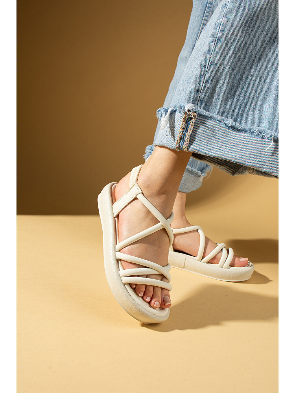 Bej Yumuşak Bantlı Hafif Taban Lastikli Kadın Sandalet 59-708-25-2