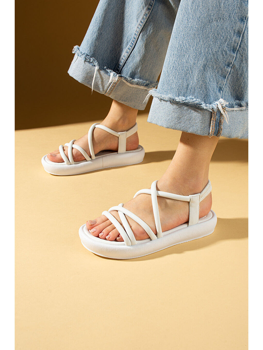 Beyaz Yumuşak Bantlı Hafif Taban Lastikli Kadın Sandalet 59-708-25