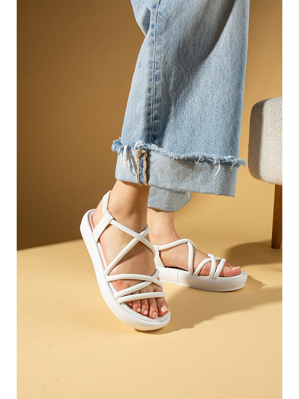 Beyaz Yumuşak Bantlı Hafif Taban Lastikli Kadın Sandalet 59-708-25-2