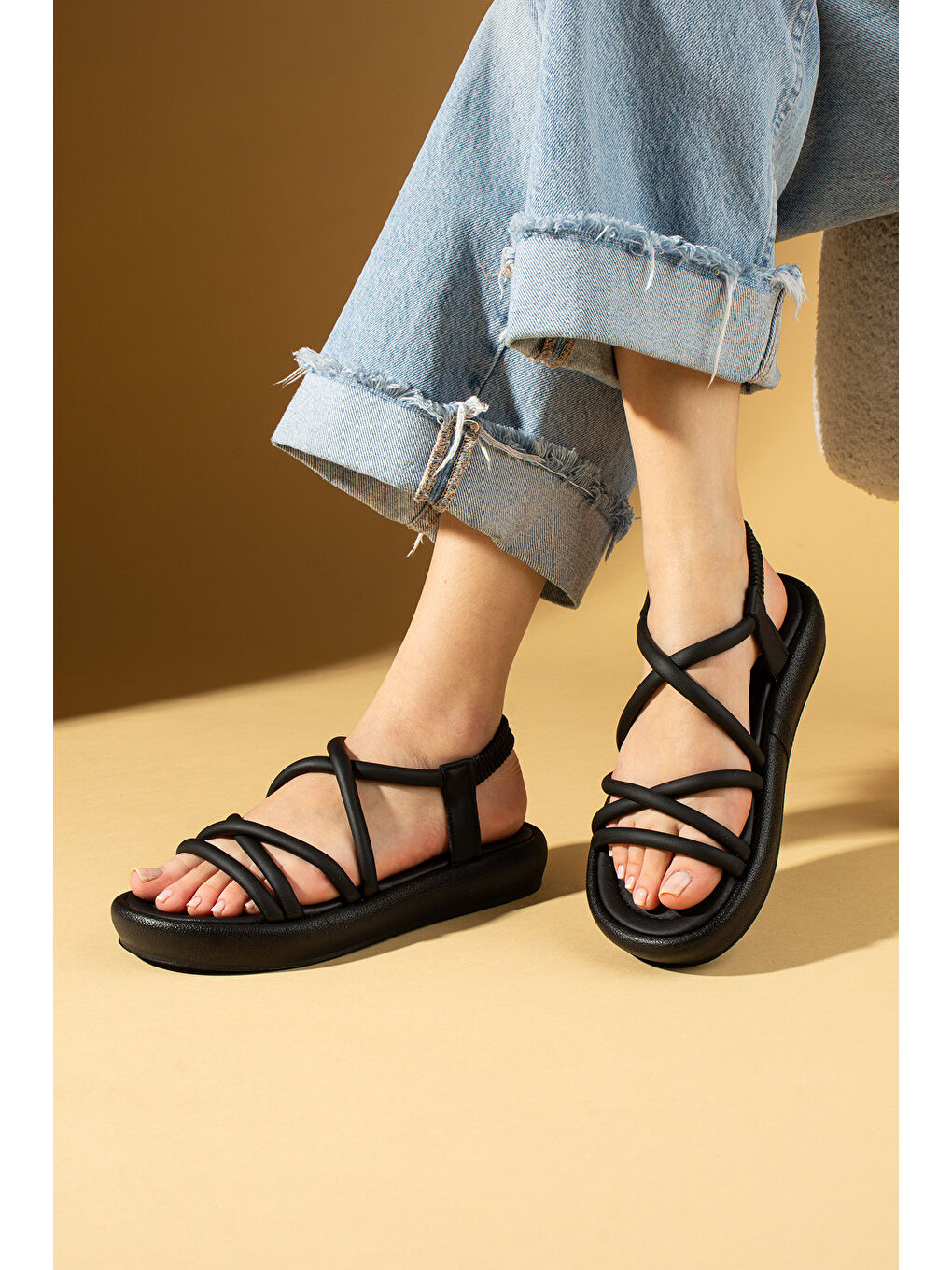 Siyah Yumuşak Bantlı Hafif Taban Lastikli Kadın Sandalet 59-708-25