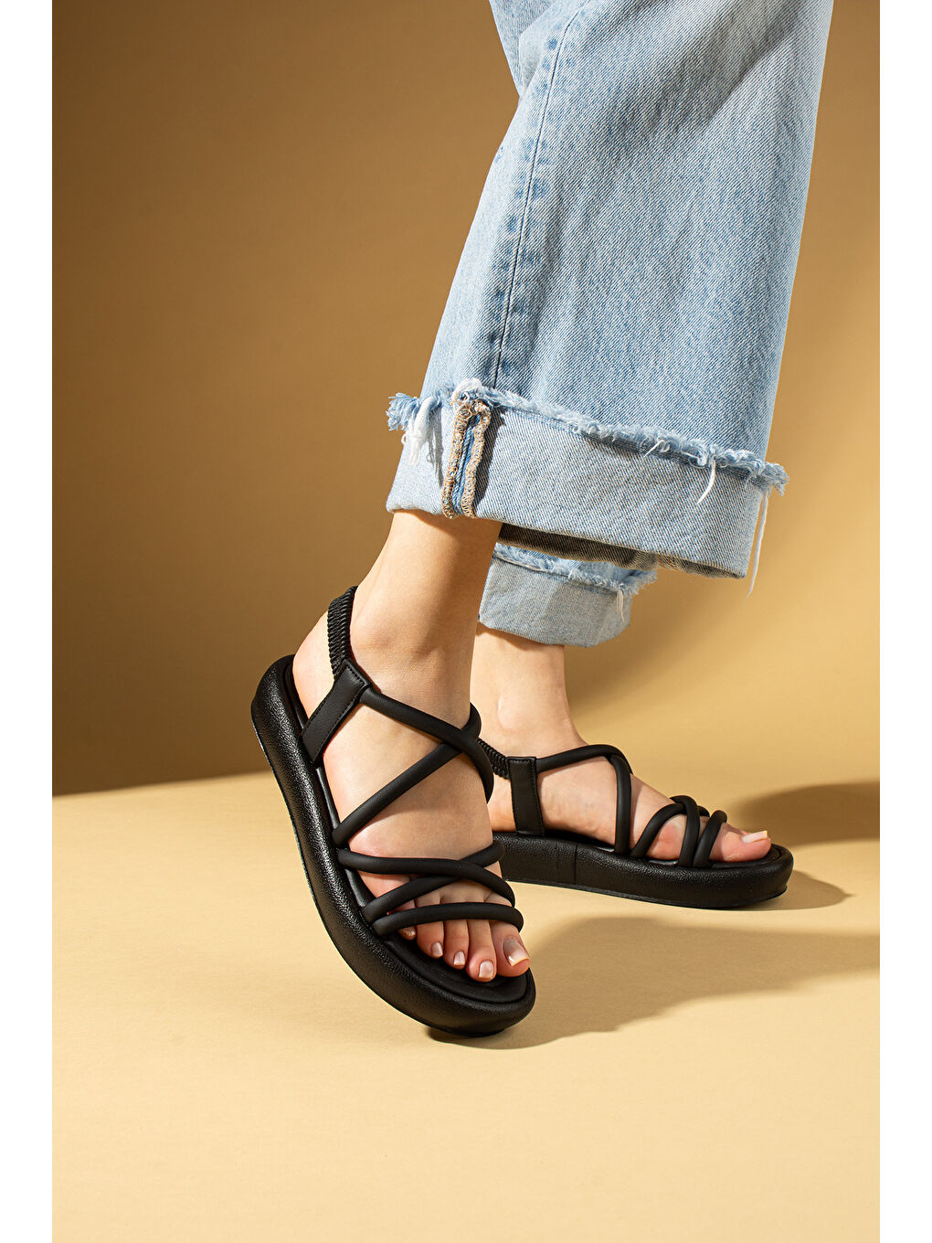 Siyah Yumuşak Bantlı Hafif Taban Lastikli Kadın Sandalet 59-708-25-1