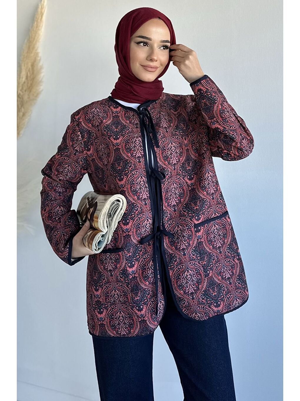 Kırmızı Ön Bağlamalı Kapitoneli Desenli Tesettür Ceket-2