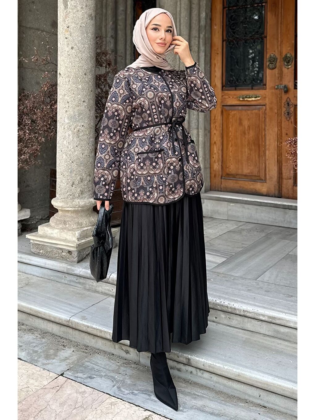 Siyah Ön Düğmeli Etnik Desen Kapitoneli Tesettür Ceket