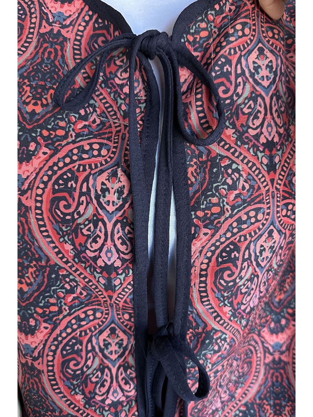 Kırmızı Ön Bağlamalı Kapitoneli Desenli Tesettür Ceket-6