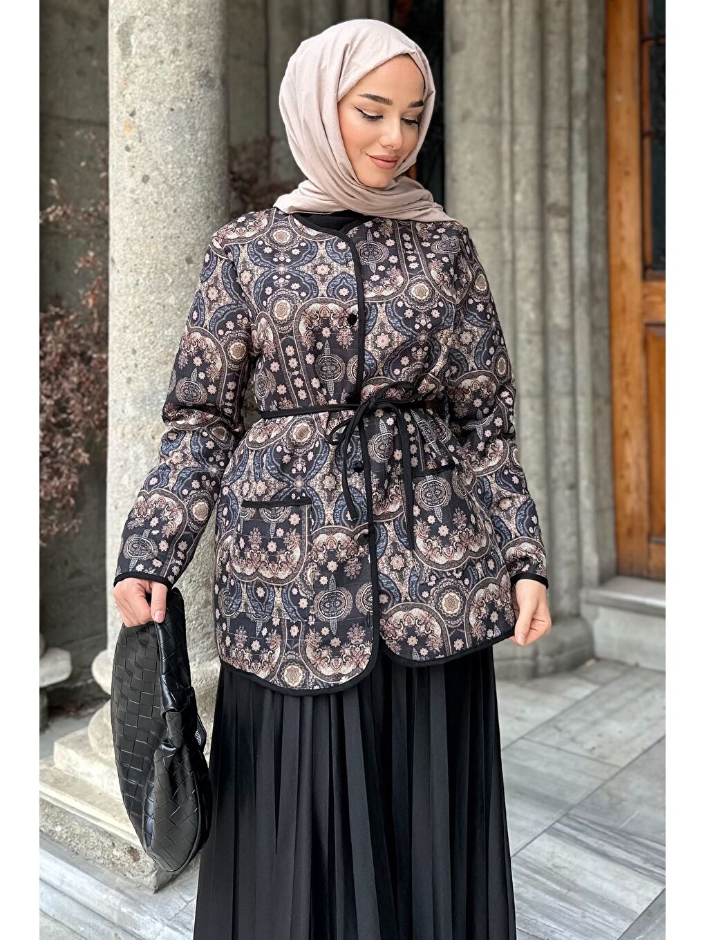 Siyah Ön Düğmeli Etnik Desen Kapitoneli Tesettür Ceket-3