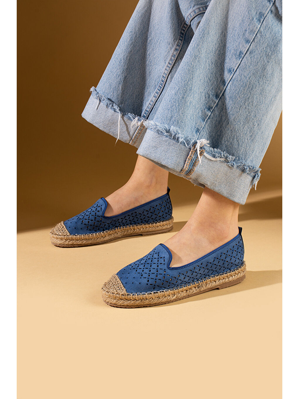 Mavi Lazer Kesim Rahat Hasır Taban Dilli Kadın Babet 68-1024-25Süet