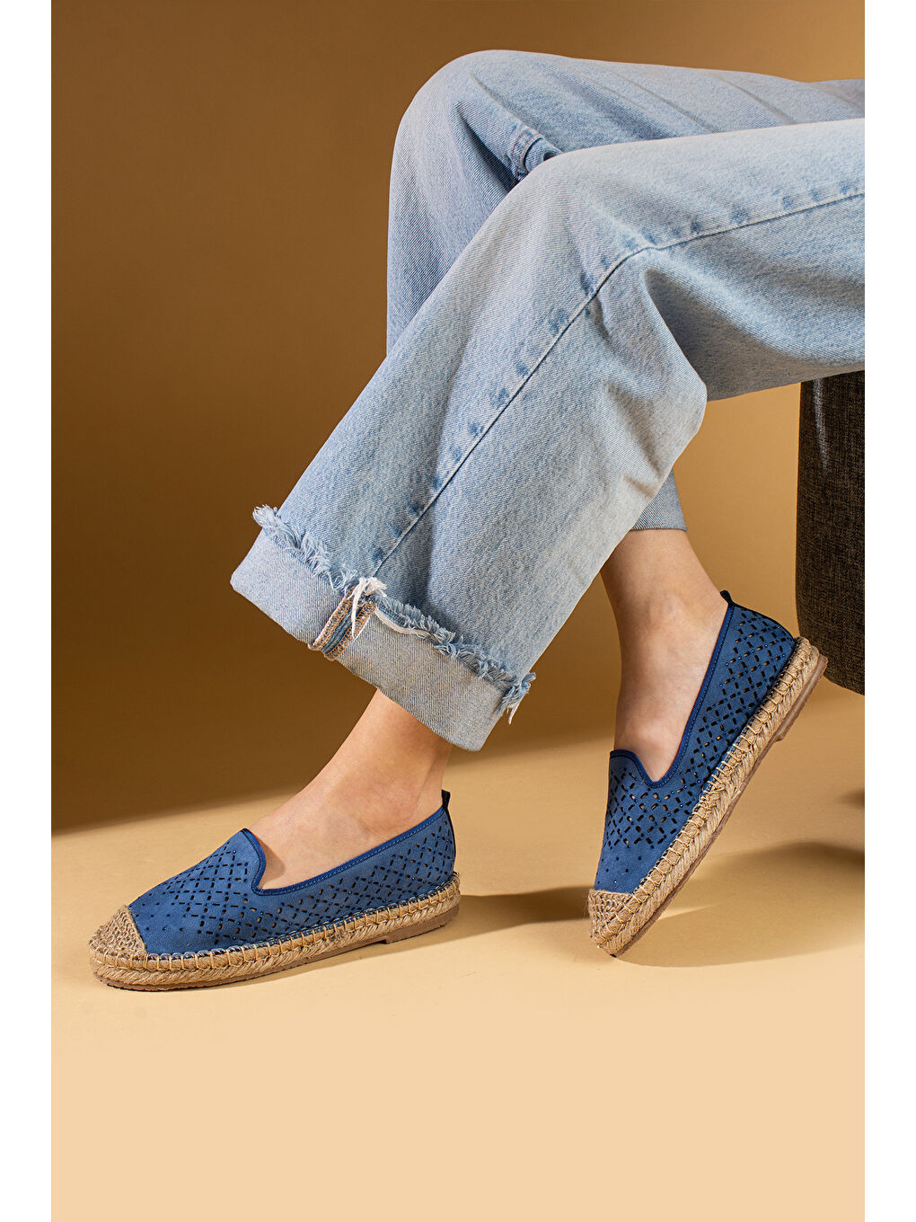 Mavi Lazer Kesim Rahat Hasır Taban Dilli Kadın Babet 68-1024-25Süet-1