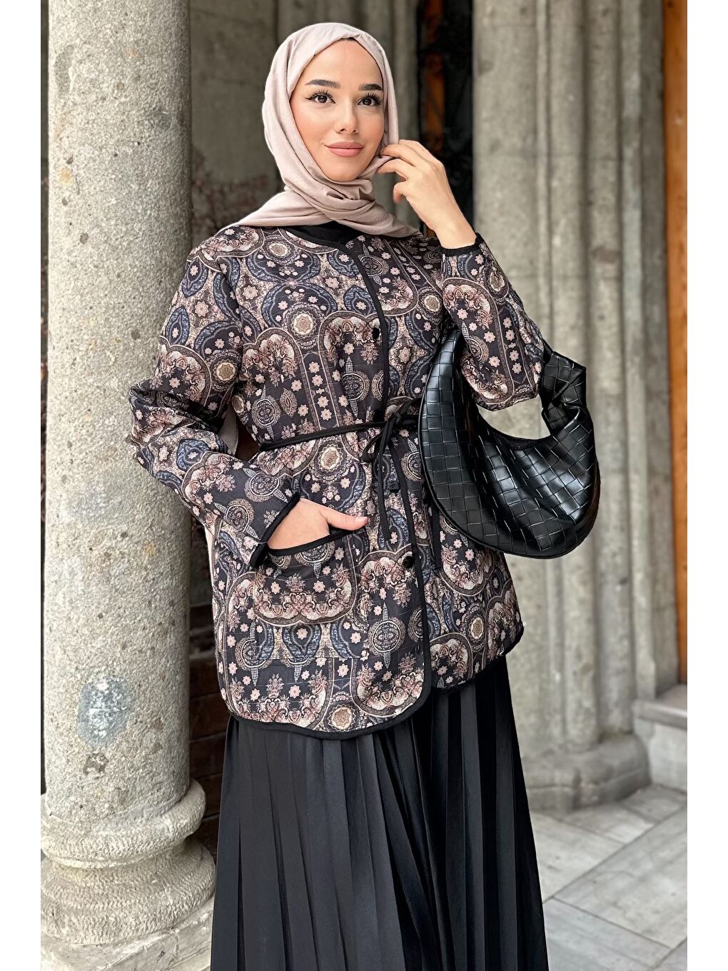 Siyah Ön Düğmeli Etnik Desen Kapitoneli Tesettür Ceket-4