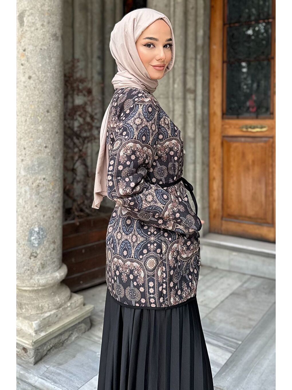 Siyah Ön Düğmeli Etnik Desen Kapitoneli Tesettür Ceket-7