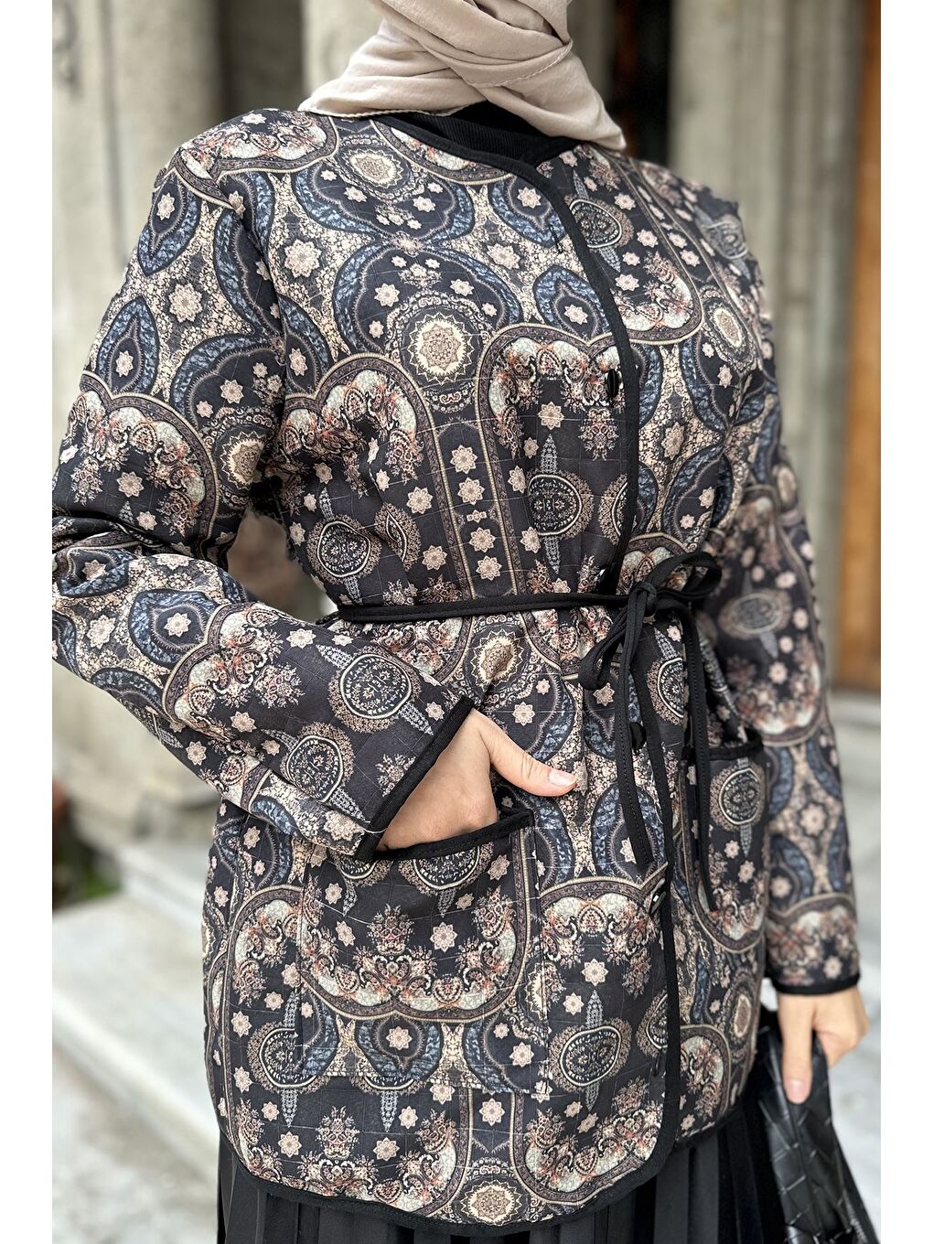 Siyah Ön Düğmeli Etnik Desen Kapitoneli Tesettür Ceket-9