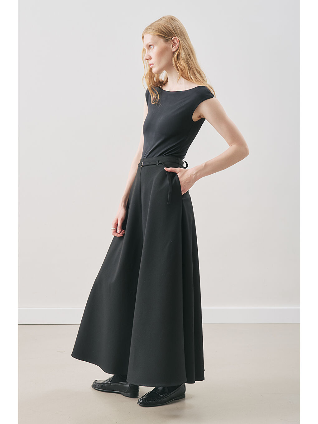 Kemer Detaylı Kloş Etek Siyah-3