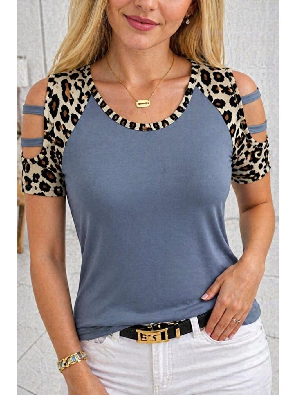 Gri Kadın Kısa Kollu Yuvarlak Yaka Kollarda şerit Detaylı Leoparlı Viskon Bluz-2