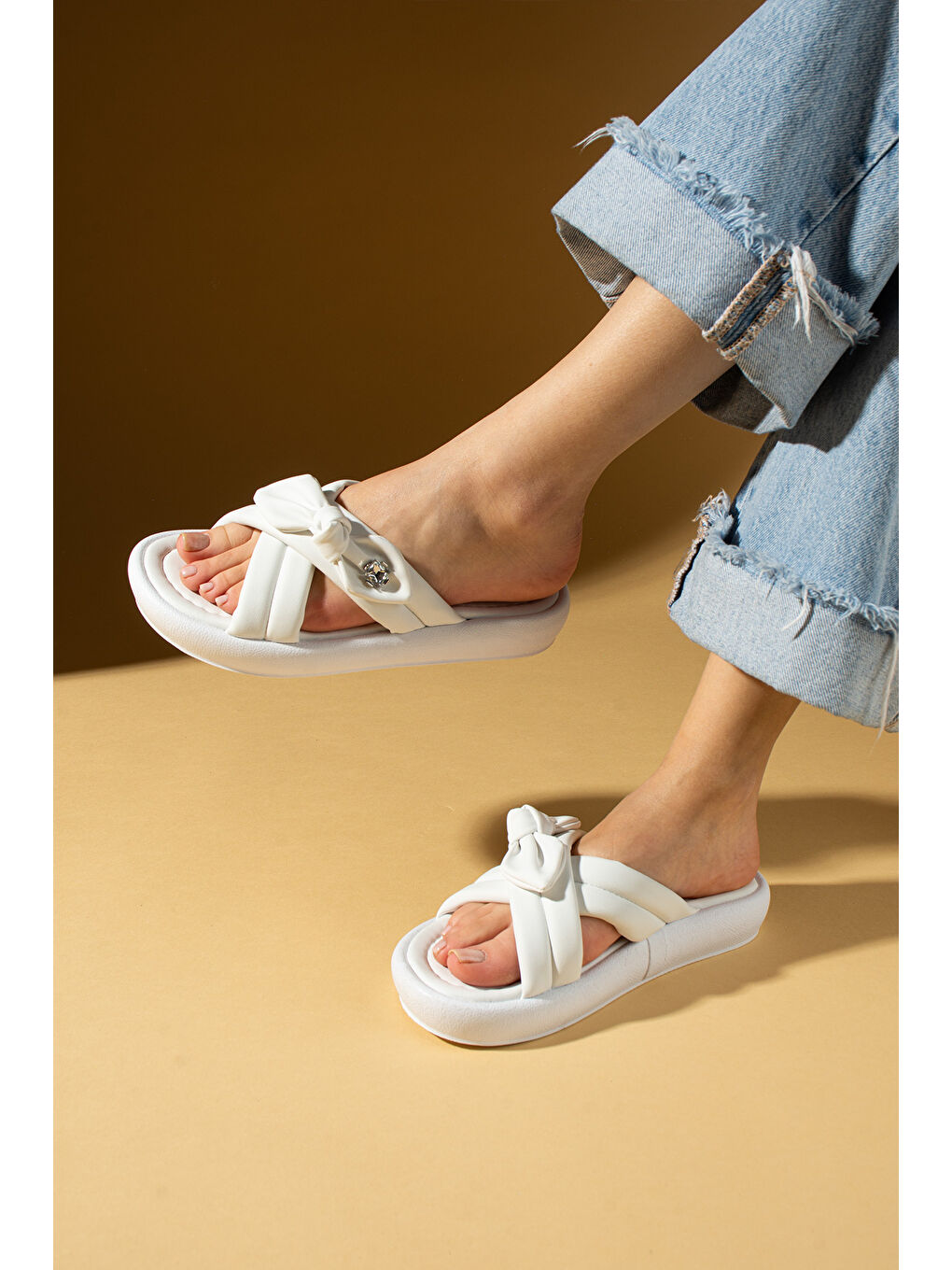 Beyaz Çapraz Bantlı Fiyonklu Rahat Taban Kadın Terlik 59-68-25-1