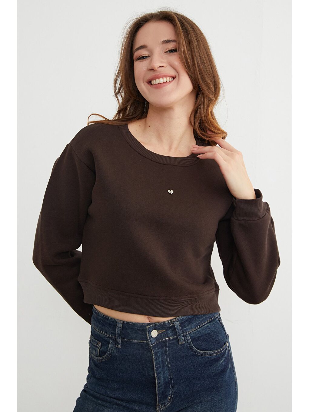 Kahverengi 3 İplik Kalp Aksesuarlı Crop Sweatshirt-1