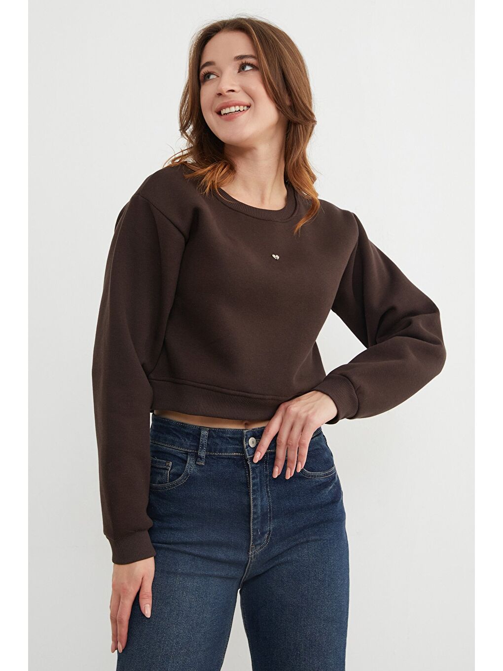 Kahverengi 3 İplik Kalp Aksesuarlı Crop Sweatshirt-2