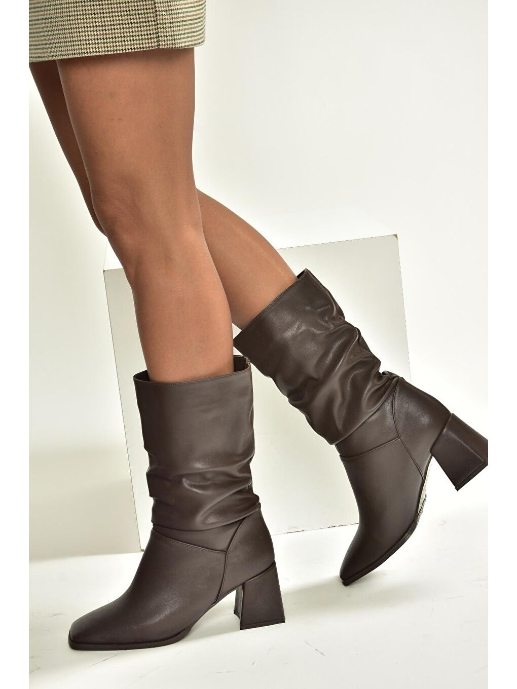 Kahverengi Kadın Bot V848256709-2