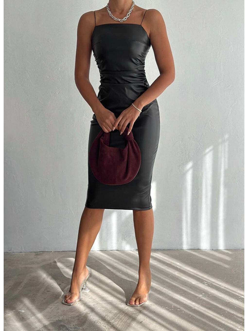 Kadın Siyah Askılı Yandan Drape Detaylı Suni Deri Elbise HZL24S-FRY122491