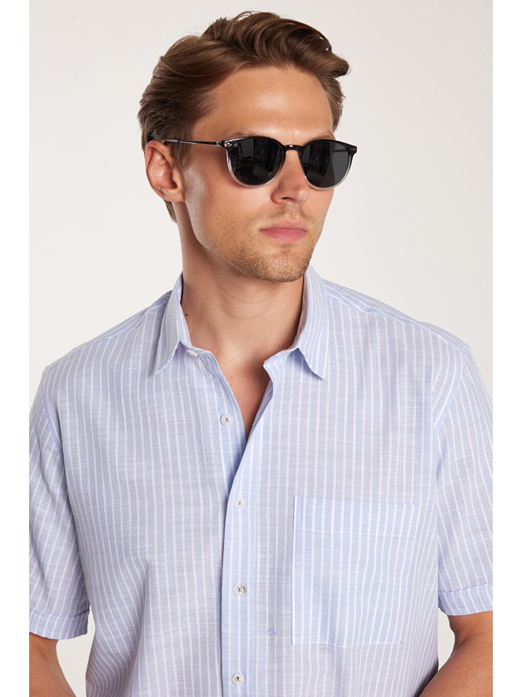 Erkek Regular Fit Klasik Kesim %100 Pamuk Kısa Kollu Keten Doku Tek Cepli Çizgili Mavi Gömlek-1