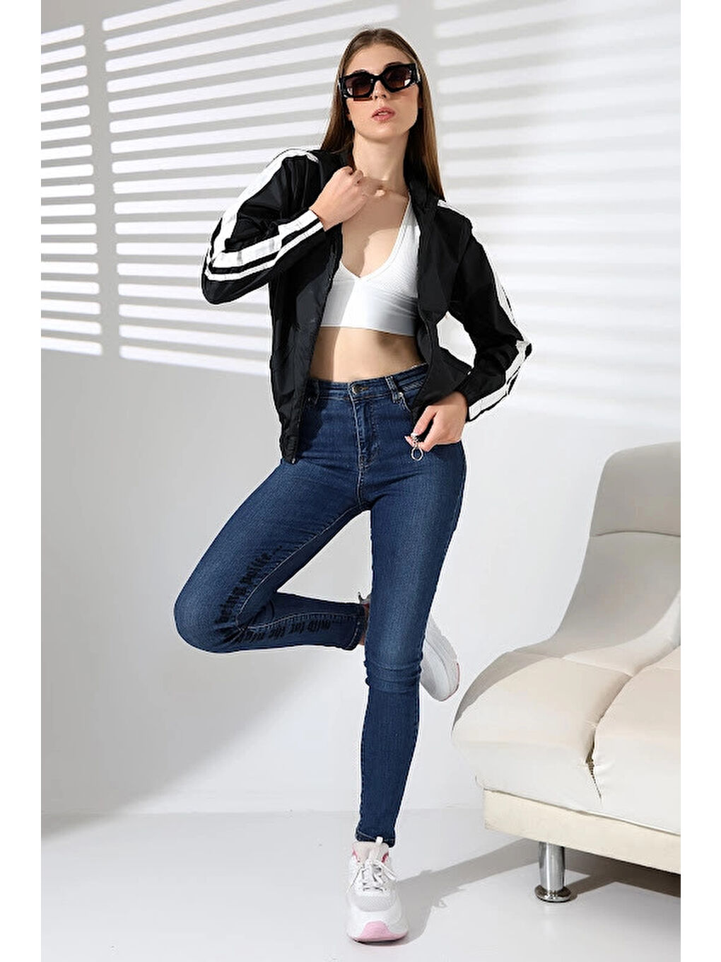 Kadın Siyah Beyaz Şeritli Cepli Fermuarlı Kapüşonlu Mont HZL24W DSB12401-1