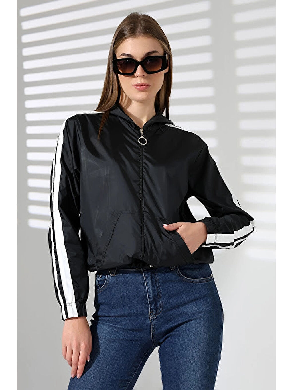 Kadın Siyah Beyaz Şeritli Cepli Fermuarlı Kapüşonlu Mont HZL24W DSB12401-3