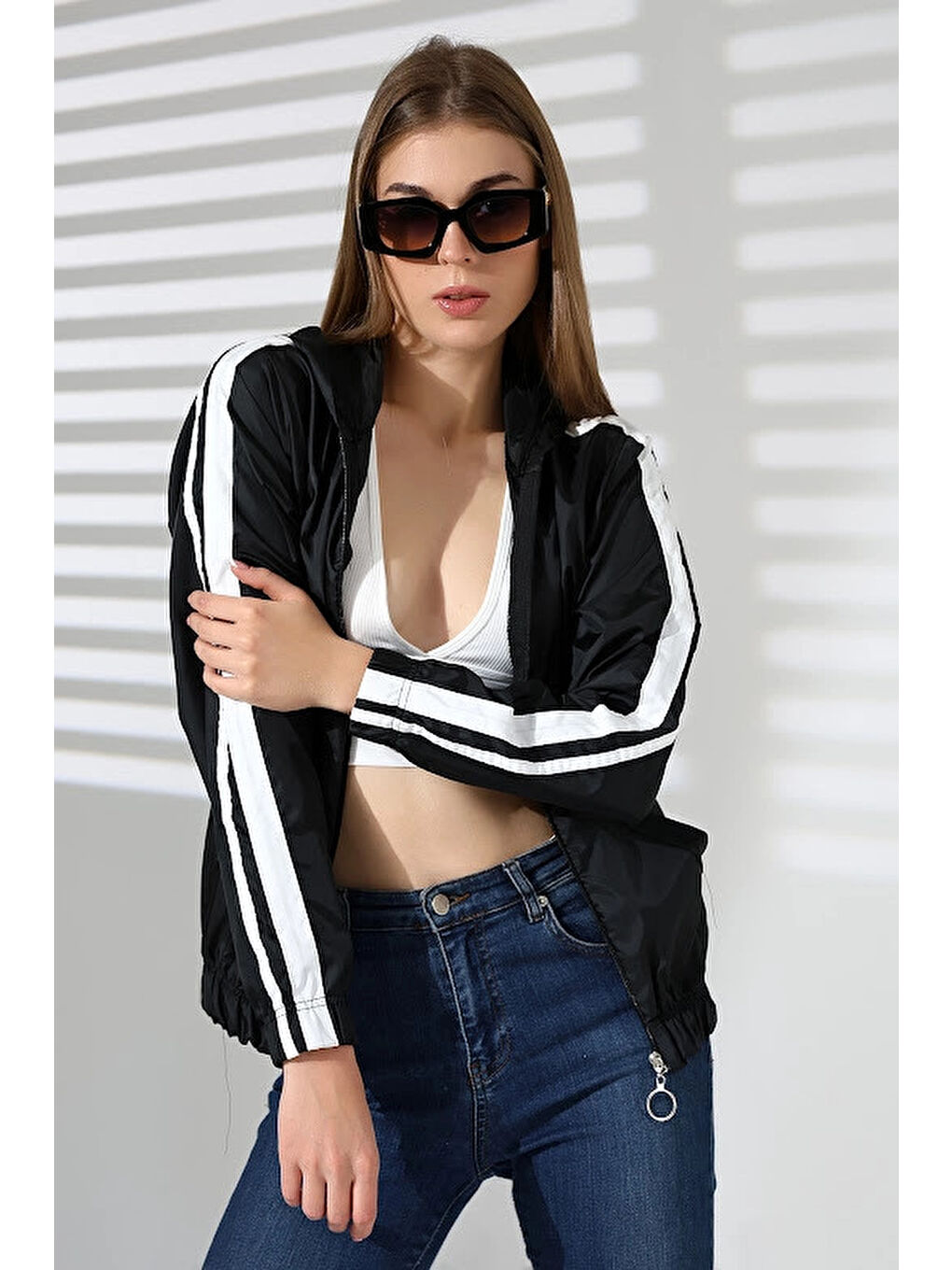 Kadın Siyah Beyaz Şeritli Cepli Fermuarlı Kapüşonlu Mont HZL24W DSB12401-4