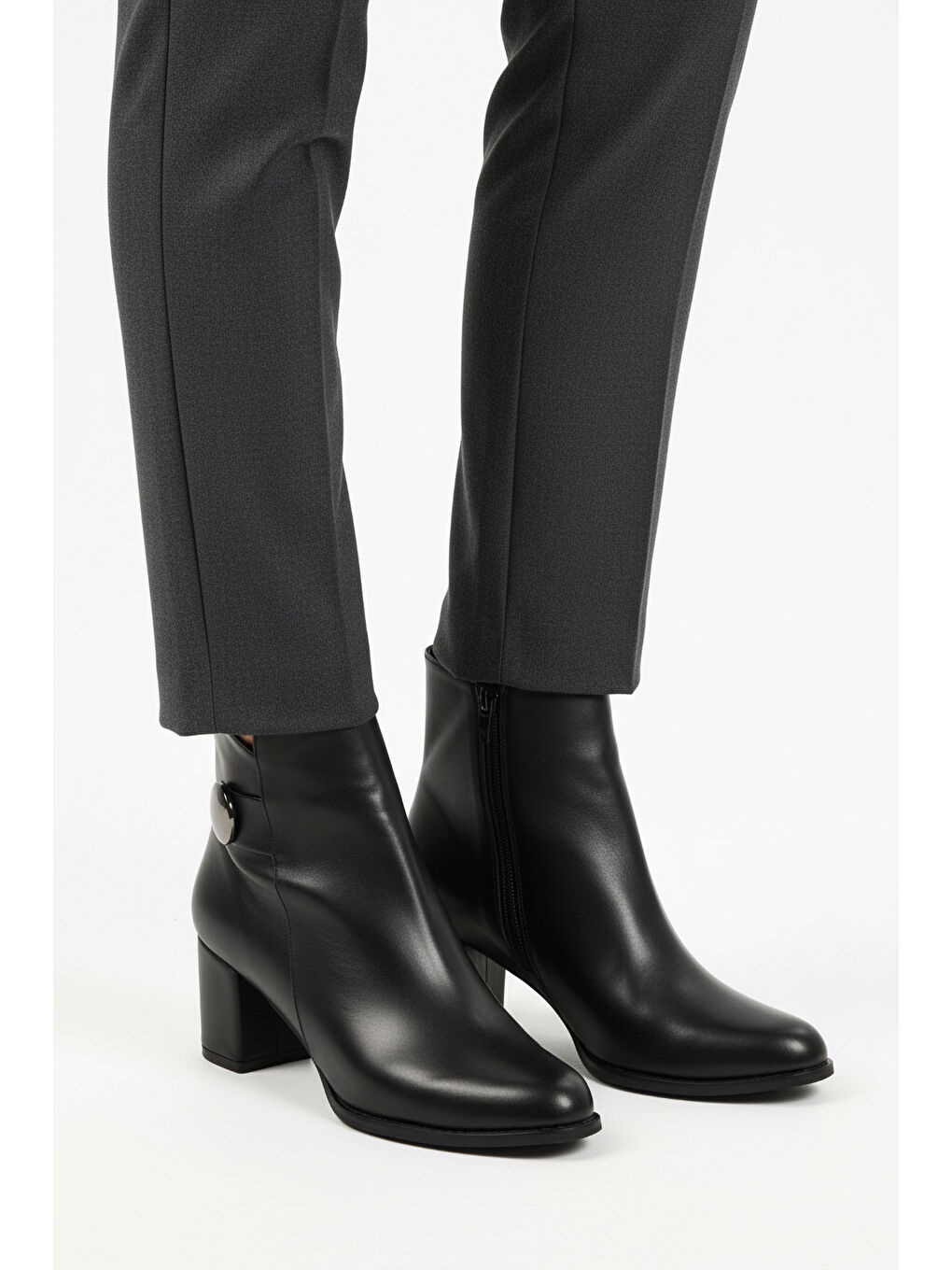 Siyah Dar Kalıp İçi Polarlı Fermuarlı Topuklu Kadın Bot 262325 Z