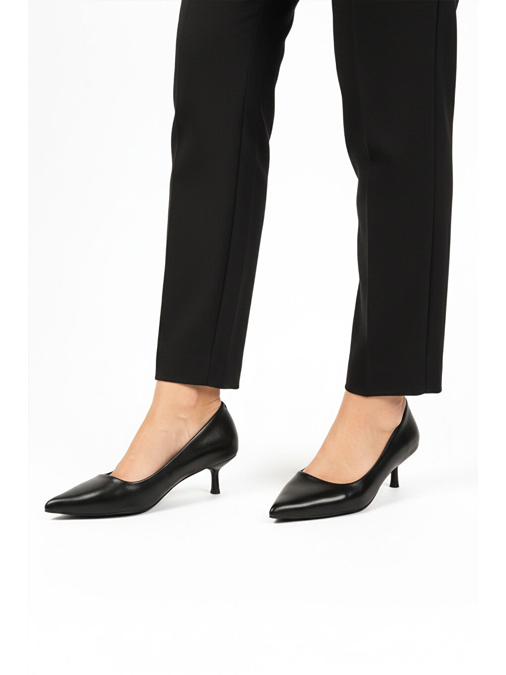 Siyah Cilt Hafif Kadın İnce Kısa Topuklu Ayakkabı 458343 Z