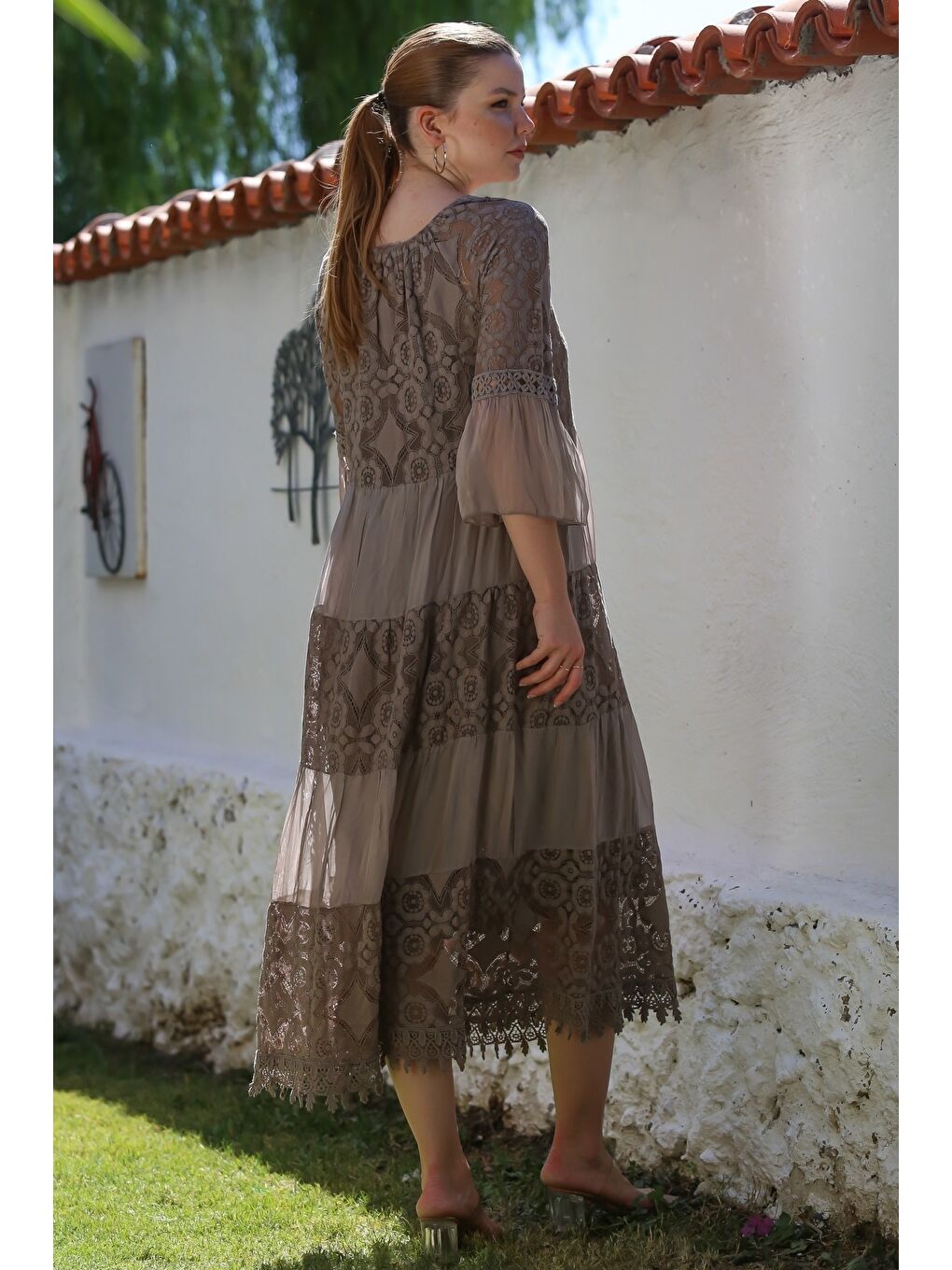 Bej İtalyan Vizon V Yaka Fırfırlı Kol Astarlı Pul Payet Detaylı Dantelli İpek Dokuma Elbise 128 55-1
