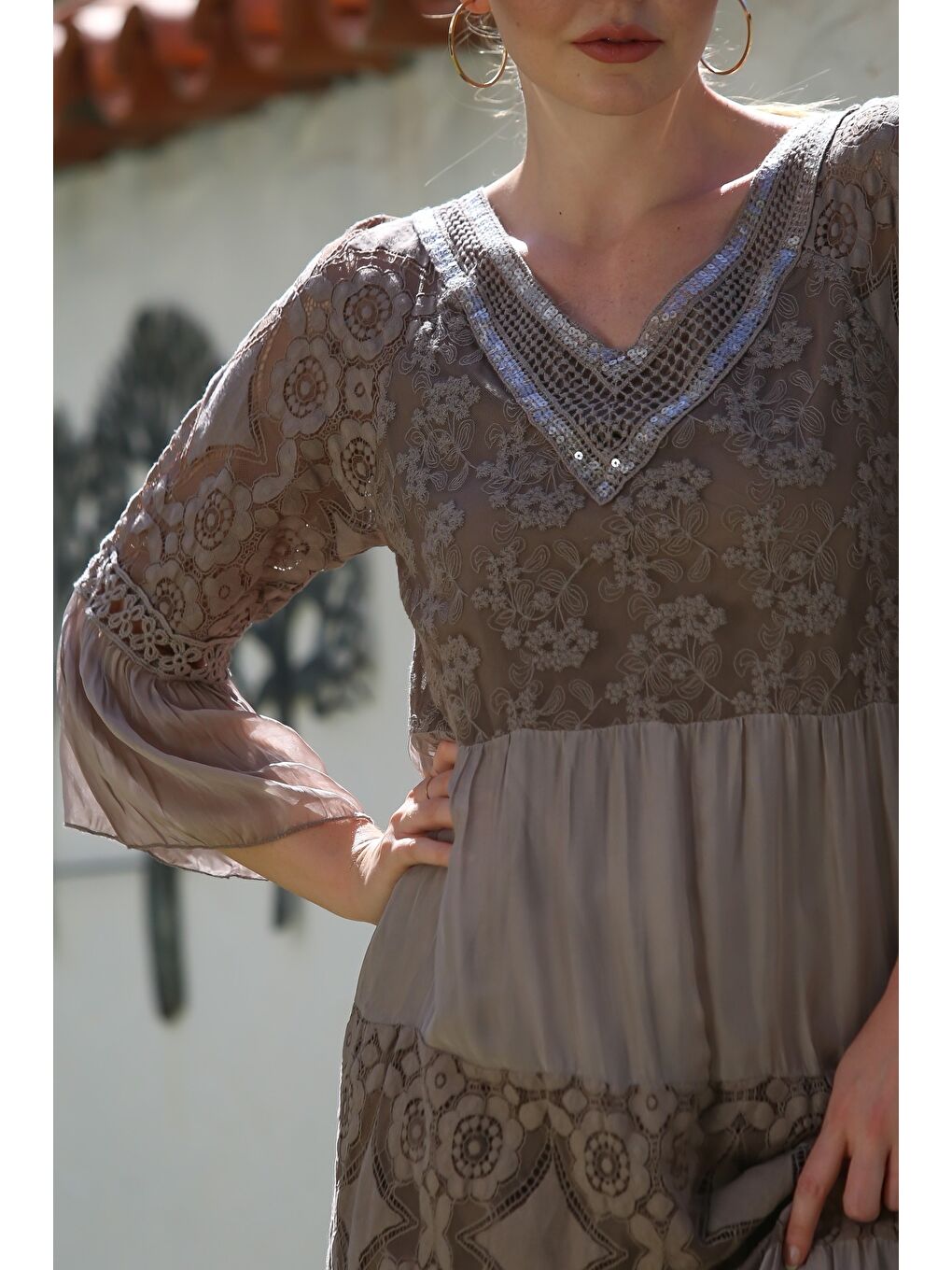 Bej İtalyan Vizon V Yaka Fırfırlı Kol Astarlı Pul Payet Detaylı Dantelli İpek Dokuma Elbise 128 55-2