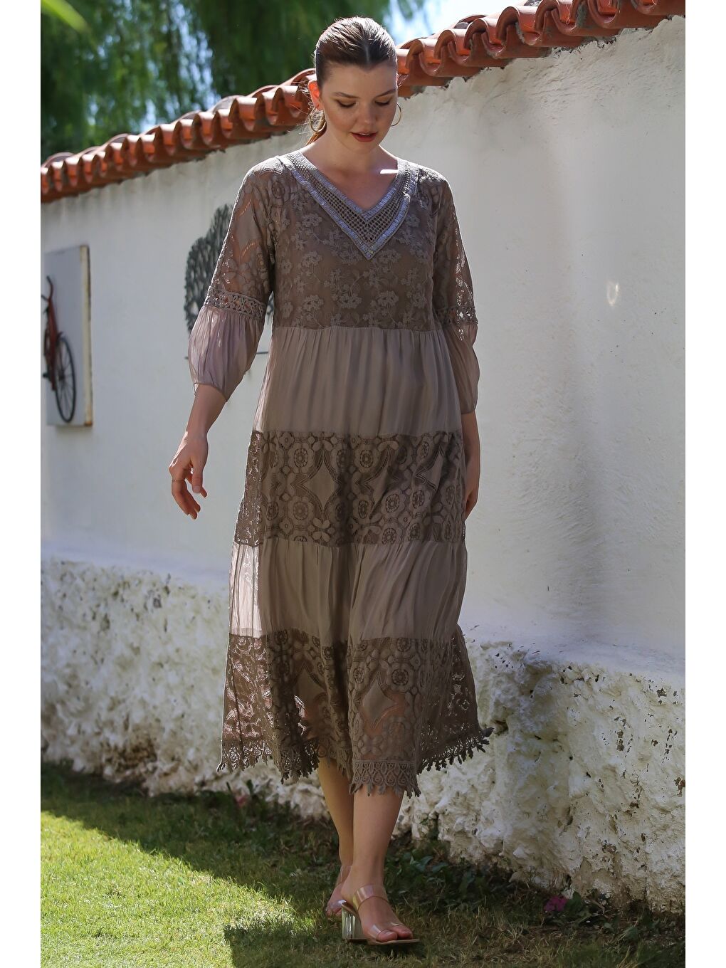 Bej İtalyan Vizon V Yaka Fırfırlı Kol Astarlı Pul Payet Detaylı Dantelli İpek Dokuma Elbise 128 55-3