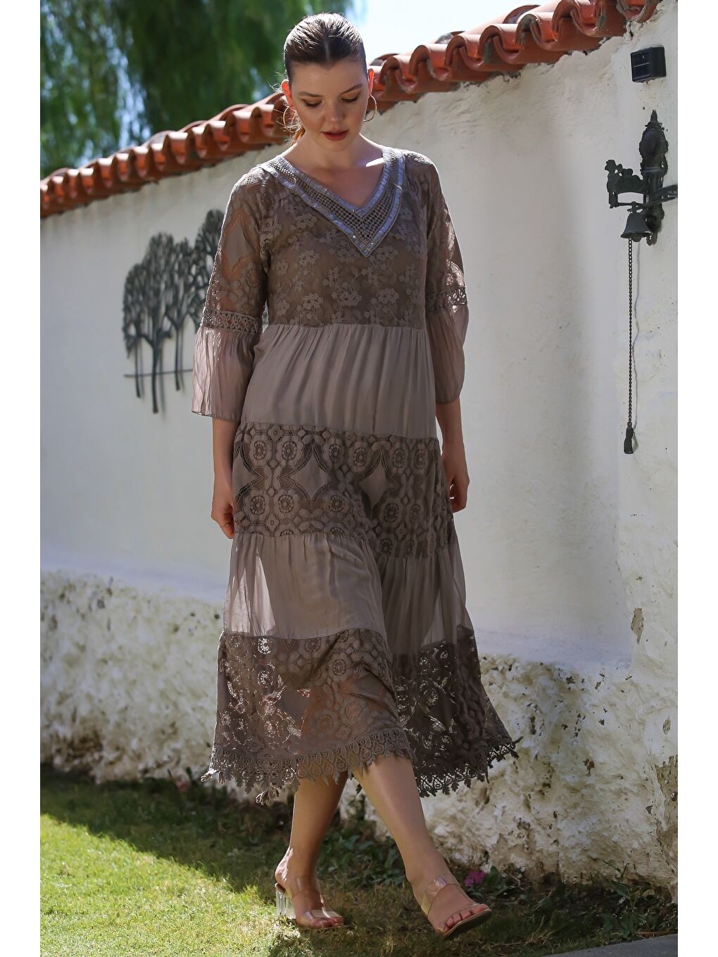 Bej İtalyan Vizon V Yaka Fırfırlı Kol Astarlı Pul Payet Detaylı Dantelli İpek Dokuma Elbise 128 55-4